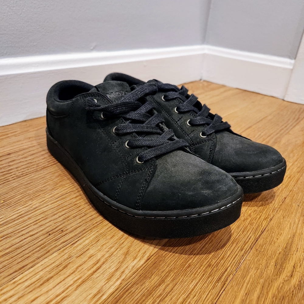 Black Mozo work shoes